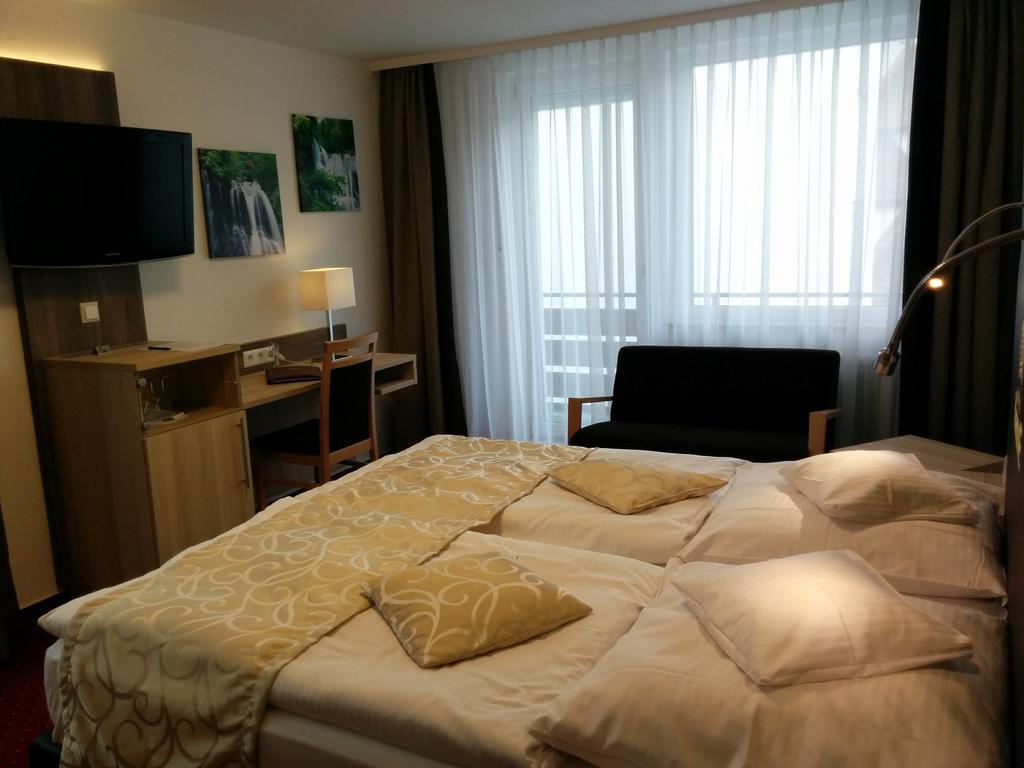 Wellness Hotel Garni Krone ไบเออร์สบรอนน์ ภายนอก รูปภาพ