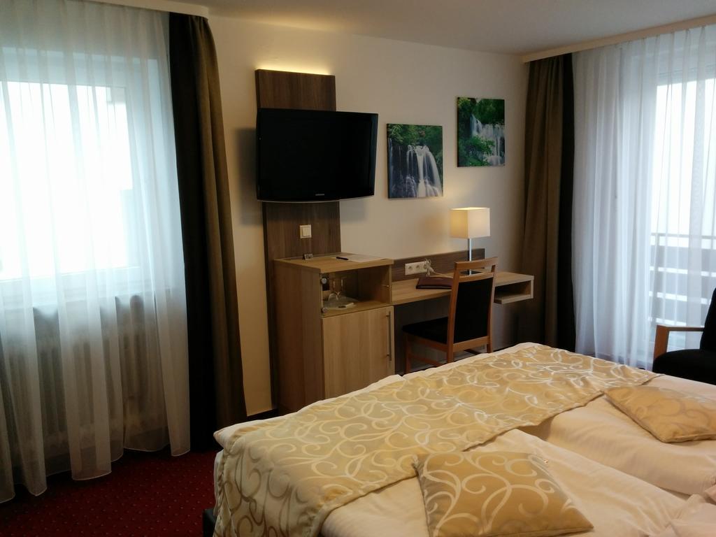 Wellness Hotel Garni Krone ไบเออร์สบรอนน์ ภายนอก รูปภาพ